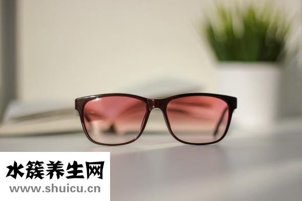 右眼瞼腫大怎么辦