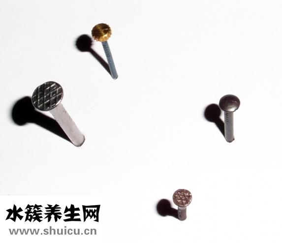 在墻上怎么釘釘子