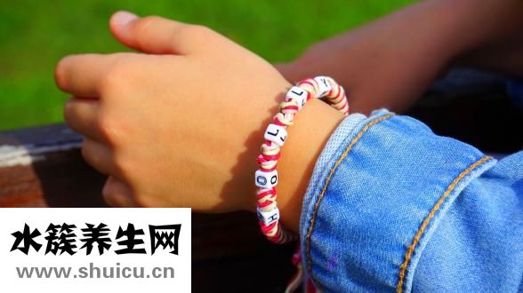 男士站立時(shí)手怎么放