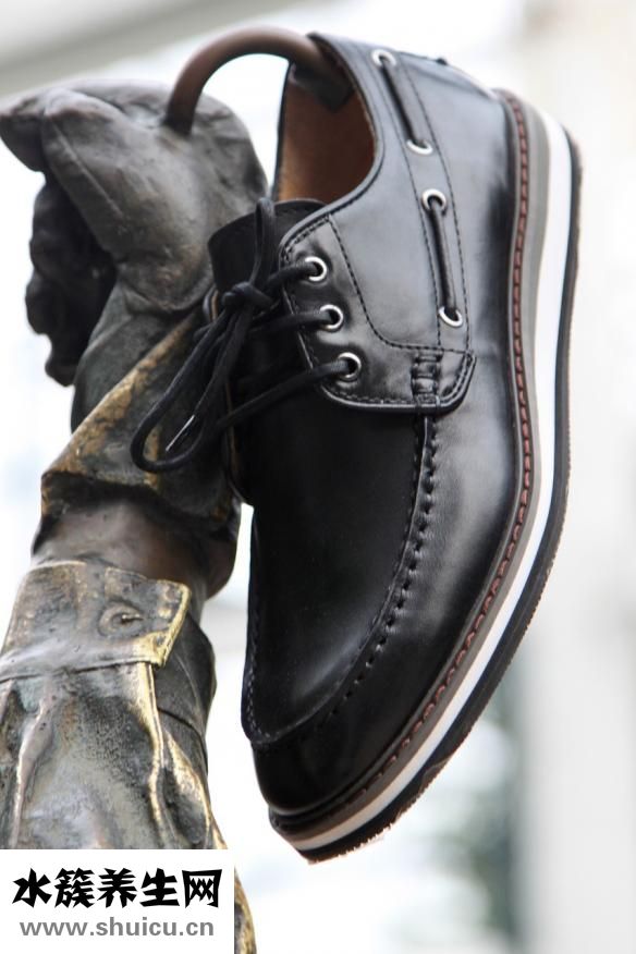 男士站立時(shí)手怎么放