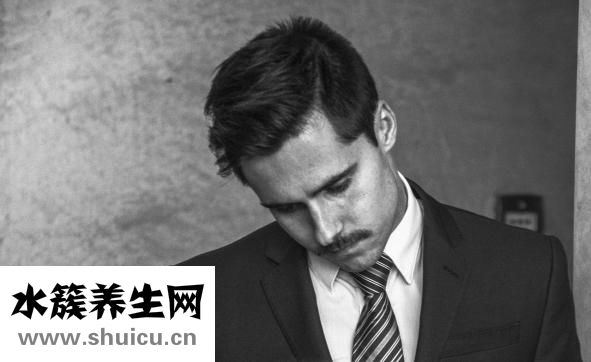 胡子白了怎么回事