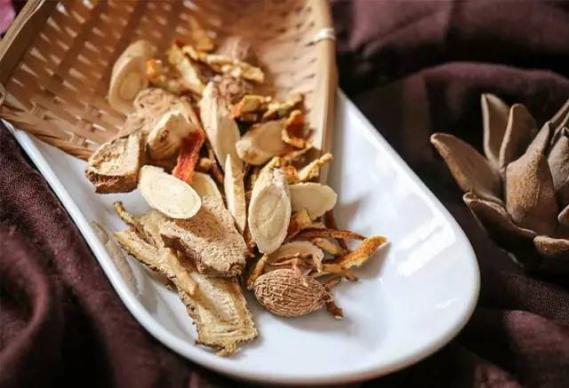 黃芪和什么搭配補氣血效果最好不上火(黃芪和什么搭配補氣血)