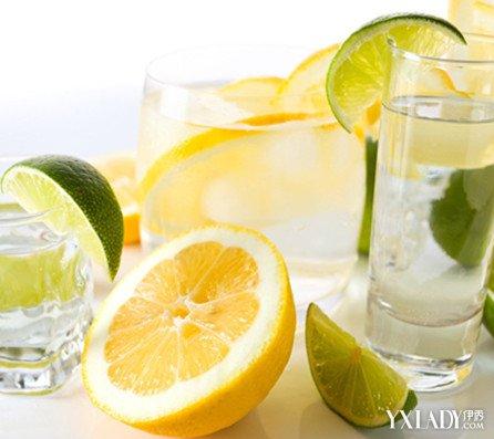 檸檬泡水喝有什么作用與功效(喝檸檬水的好處和壞處)