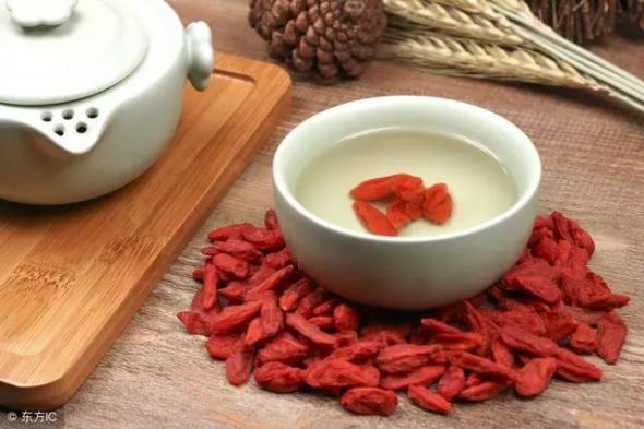 吃枸杞有什么好處呢（吃枸杞有什么好處或者副作用）