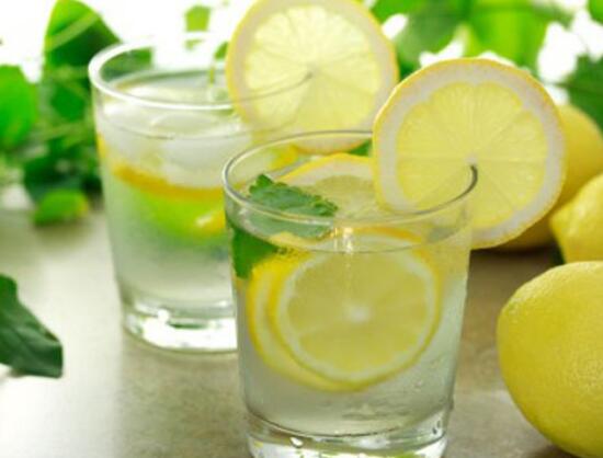 冰糖檸檬水的作用與功效（檸檬水的作用與功效）