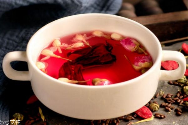玫瑰花泡水喝的害處（玫瑰花泡水喝的害處和功效）