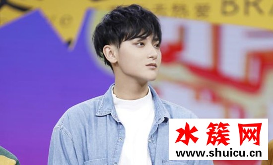 吳亦凡鍋蓋頭發(fā)型圖片 好好營(yíng)業(yè)的丙丙還是很帥的! 吳亦凡鍋蓋頭