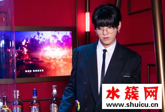 吳亦凡鍋蓋頭發(fā)型圖片 好好營(yíng)業(yè)的丙丙還是很帥的! 吳亦凡鍋蓋頭