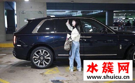 王思聰?shù)膶徝酪恢倍己芙y(tǒng)一?周潔瓊近照變楊冪同款嫩牛五方臉…… 周潔瓊視覺中國生圖