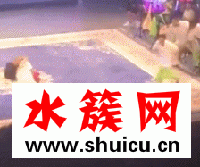 趙本山遭粉絲強抱 粉絲男扮女裝假發被拽了下來 趙本山遭粉絲強抱