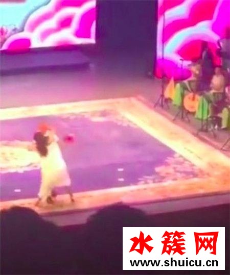 趙本山遭粉絲強抱 粉絲男扮女裝假發被拽了下來 趙本山遭粉絲強抱