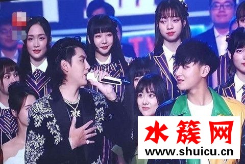 吳亦凡黃子韜同框微笑對視還擁抱 兩人關系破冰粉絲直呼活久見 吳亦凡黃子韜同框微笑對視還擁抱