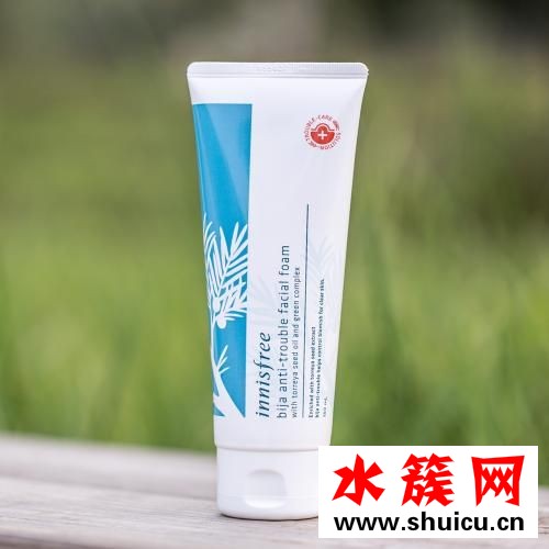 臉上有青春痘可以用洗面奶嗎 青春痘用什么洗面奶好 臉上有青春痘可以用洗面奶嗎