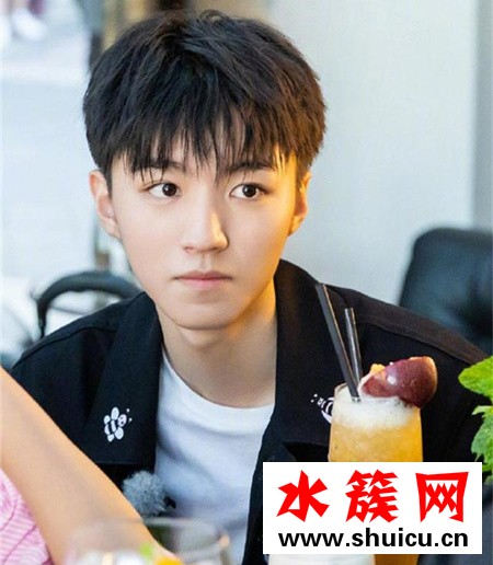 男生染什么顏色頭發好看 王一博灰藍色頭發圖片欣賞 王一博灰藍色頭發圖片欣賞