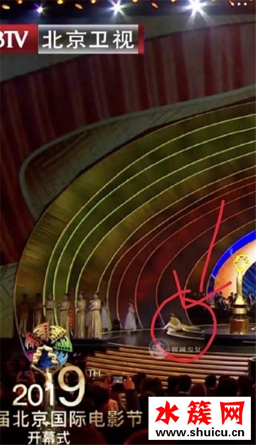 驚呆了!迪麗熱巴摔倒 這到底是個(gè)什么梗? 迪麗熱巴摔倒