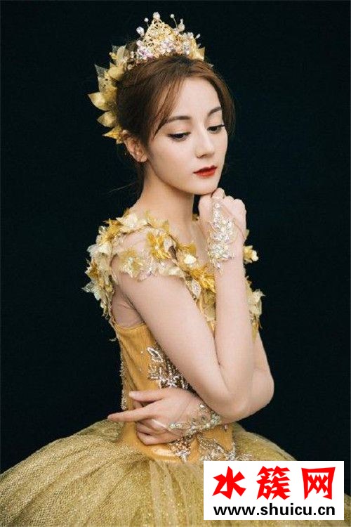 驚呆了!迪麗熱巴摔倒 這到底是個(gè)什么梗? 迪麗熱巴摔倒