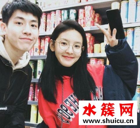 王思聰關注章若楠