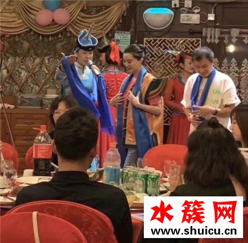 范冰冰現(xiàn)身烤羊店