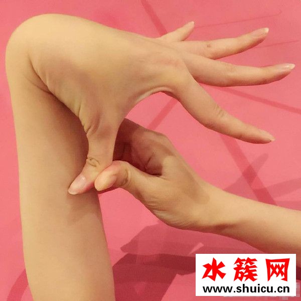 唐嫣再現軟骨功!腦袋深入雙腿間柔韌度驚人 唐嫣再現軟骨功!腦袋深入雙腿間柔韌度驚人 好身材的女明星