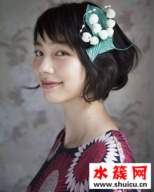 1.用發膠抓出性感水亮潤發