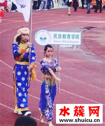 迪麗熱巴童年照曝光 從小美到大絕對沒整容 迪麗熱巴童年照曝光 從小美到大絕對沒整容 迪麗熱巴整容了嗎