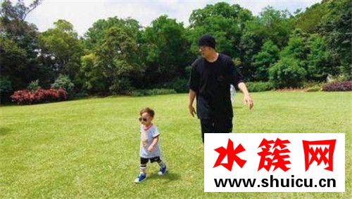 周杰倫與兒子散步怎么回事 周杰倫兒子曝光 周杰倫與兒子散步