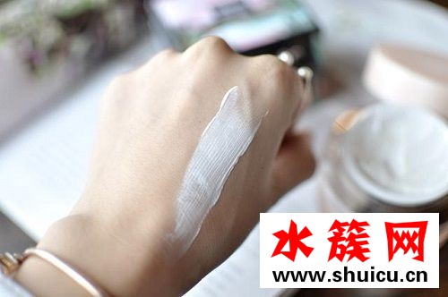 素顏霜會脫妝嗎 素顏霜容易脫妝怎么辦 素顏霜容易脫妝嗎