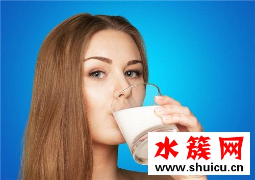 晚上運動完可以喝牛奶嗎 晚上運動完喝牛奶會胖嗎 晚上運動完可以喝牛奶嗎