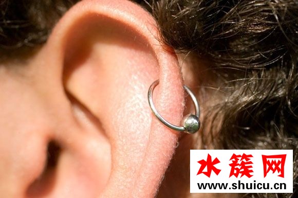 耳骨打洞有多痛?打耳洞該注意的事一次搞懂 耳骨打洞有多痛?打耳洞該注意的事一次搞懂 穿耳洞要注意什么