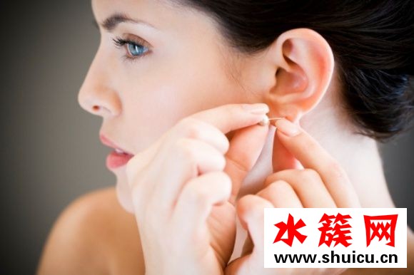 耳骨打洞有多痛?打耳洞該注意的事一次搞懂 耳骨打洞有多痛?打耳洞該注意的事一次搞懂 穿耳洞要注意什么