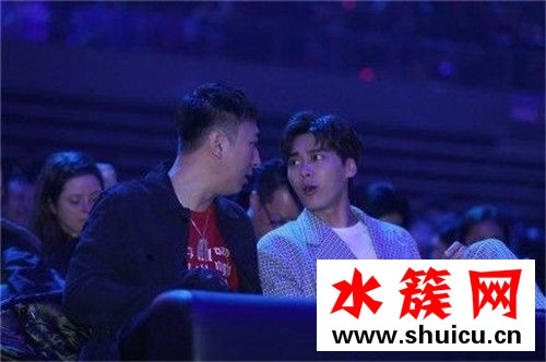 李易峰捏王思聰臉滿臉寵溺 這倆人什么時候這么熟了? 李易峰捏王思聰臉滿臉寵溺