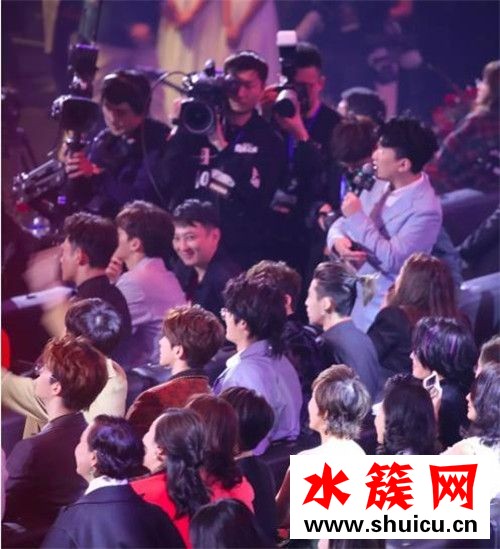 李易峰捏王思聰臉滿臉寵溺 這倆人什么時候這么熟了? 李易峰捏王思聰臉滿臉寵溺