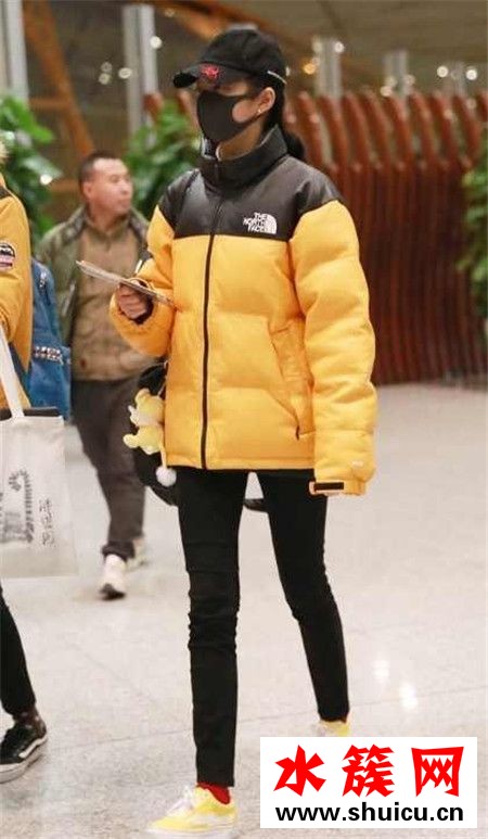 關曉彤穿鹿晗同款棉服裹成球 真是時尚災難