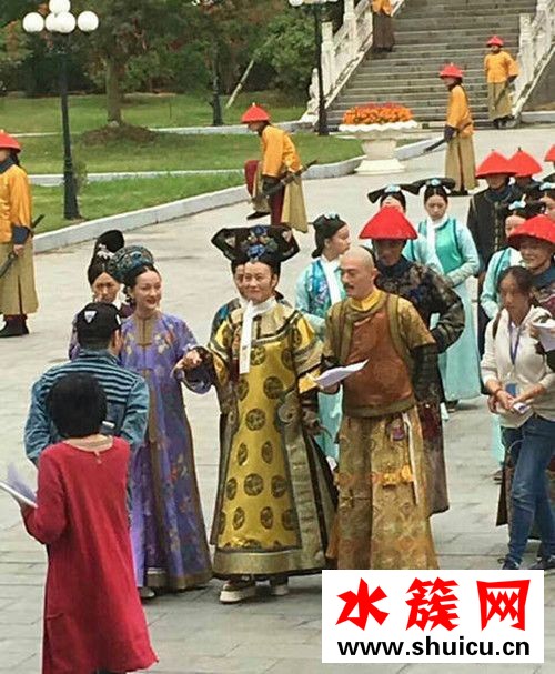 《如懿傳》周迅霍建華片場花絮照曝光 兩人有說有笑 《如懿傳》周迅霍建華片場花絮照曝光 兩人有說有笑 如懿傳花絮照