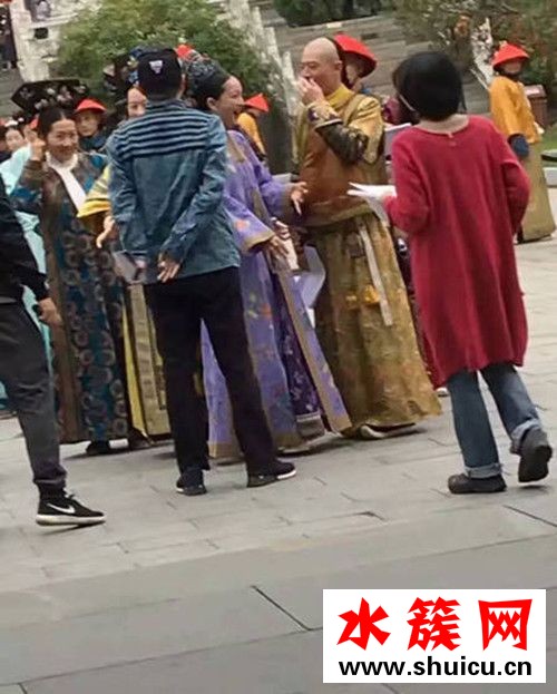 《如懿傳》周迅霍建華片場花絮照曝光 兩人有說有笑 《如懿傳》周迅霍建華片場花絮照曝光 兩人有說有笑 如懿傳花絮照