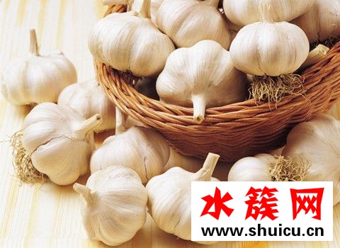 枕頭下面放大蒜好不好 大蒜放枕頭下面的功效 大蒜放枕頭下面的功效